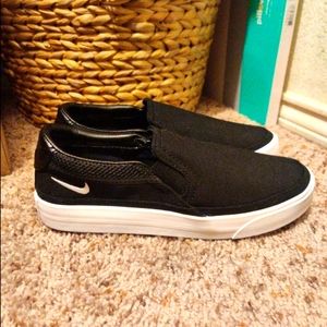Nike court legacy black slip ONS.